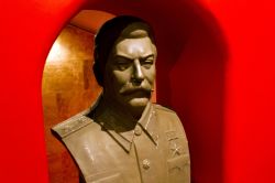 Busto di Stalin esposto alla Terror Haza di Budapest. Il leader Sovietico, tristamente noto per le sue purghe, è uno dei "protagonisti" del museo Casa del Terrore nella capitale ...