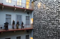 Per non dimenticare: Visitatori all'interno della Casa del Terrore di Budapest, che celebra la memoria delle vittime del nazismo e della successiva influenza sovietica  - © posztos ...