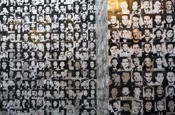 Un dettaglio delle fotografie della Vittime del comunismo. Alla Casa del Terrore di Budapest viene dato ampio spazio al ricordo delle vittime del periodo di dominiazione tedesca e a quello legato ...