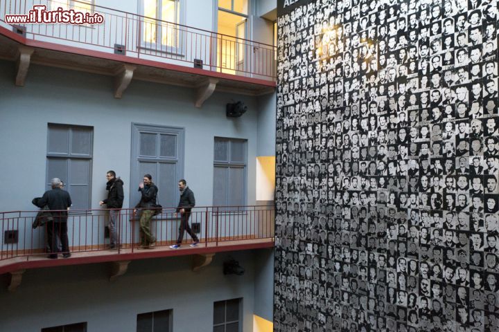 Immagine Per non dimenticare: Visitatori all'interno della Casa del Terrore di Budapest, che celebra la memoria delle vittime del nazismo e della successiva influenza sovietica  - © posztos / Shutterstock.com