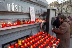Commemorazione dei morti del periodo comunista, il dolore più recente del popolo dell' Ungheria, viene ricordato alla  Casa del Terrore di Budapest - © posztos / Shutterstock.com ...