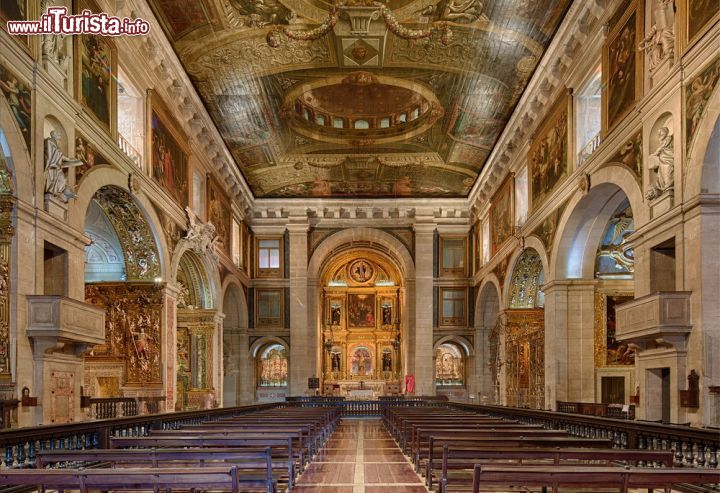 Immagine L'interno della chiesa gesuita di San Roque: ci troviamo nel quartiere di Bairro Alto di Lisbona, quello che subì i danni minori del terremoto del 1755 - © Rob van Esch / Shutterstock.com