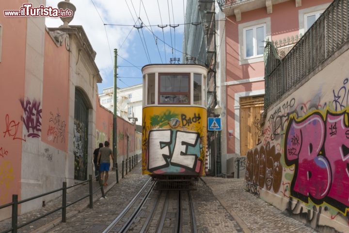 Immagine Elevador da Gloria, la funicalore per raggiungere il Bairro Alto di Lisbona - © PHOTOMDP / Shutterstock.com