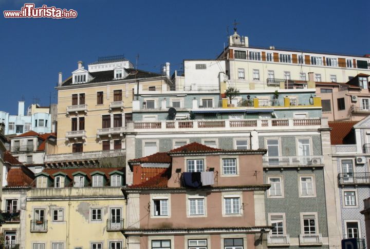 Immagine Le case tipiche del centro di Lisbona: siamo nel Bairro Alto, uno dei quartieri della vita notturna di Lisbona - © InavanHateren / Shutterstock.com