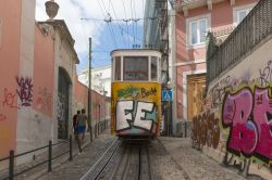 Elevador da Gloria, la funicalore per raggiungere il Bairro Alto di Lisbona - © PHOTOMDP / Shutterstock.com 