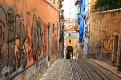 Street Art nel quartiere Bairro Alto di Lisbona ...