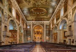 L'interno della chiesa gesuita di San Roque: ci troviamo nel quartiere di Bairro Alto di Lisbona, quello che subì i danni minori del terremoto del 1755 - © Rob van Esch / Shutterstock.com ...