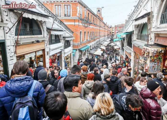 Immagine Folla a Venezia in direzione della Stazione di S. Lucia: il Ponte di Rialto è un classico punto di Passaggio che unisce il capolinea della ferrovia a Piazza San Marco, nel cuore di Venezia - © Photoman29 / Shutterstock.com