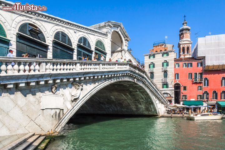 Immagine Una fotografia scattata dalla Riva del Vin di Venezia: in primo piano Il ponte coperto di Rialto il più antico attraversamento del Canal Grande a Venezia - © Markus Gann / Shutterstock.com