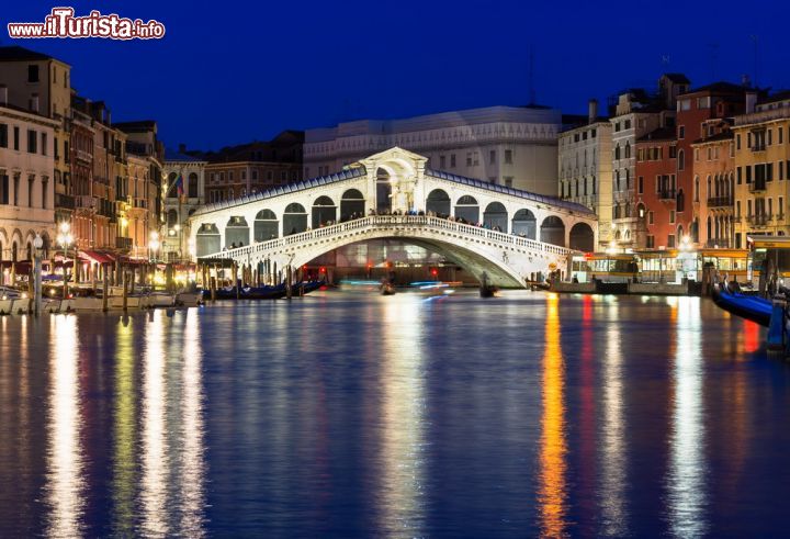 Immagine Una suggestiva inquadratura sul Canal Grande: il Ponte di Rialto, con la sua duplice loggia, per secoli è stato l'unico attraversamento pedonale del Canal Grande a Venezia - © Catarina Belova / Shutterstock.com