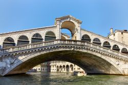 L'inconfondibile sagoma del ponte più antico sul Canal Grande: opera di Antonio Ponte, il Rialto è un vero simbolo di Venezia. E' stata la prima struttura fissa che attraversava ...