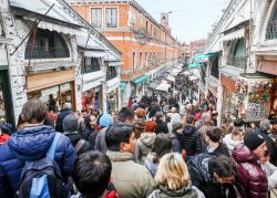 Folla a Venezia in direzione della Stazione di S. Lucia: il Ponte di Rialto è un classico punto di Passaggio che unisce il capolinea della ferrovia a Piazza San Marco, nel cuore di Venezia ...