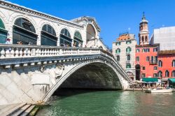 Una fotografia scattata dalla Riva del Vin di Venezia: in primo piano Il ponte coperto di Rialto il più antico attraversamento del Canal Grande a Venezia - © Markus Gann / Shutterstock.com ...