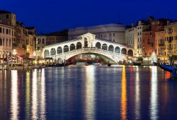 Una suggestiva inquadratura sul Canal Grande: il Ponte di Rialto, con la sua duplice loggia, per secoli è stato l'unico attraversamento pedonale del Canal Grande a Venezia - © ...