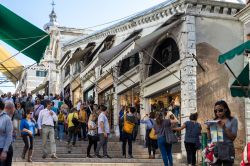 Shopping lungo il percorso che dalla Stazione di S. Lucia conduce a Piazza San Marco: le logge del Ponte di Rialto a Venezia offrono botteghe di orificeria ed artigianato di qualità - Philip ...