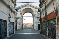 Alba a Venezia, quando la città lagunare è deserta: siamo sul Ponte di Rialto, con le vetrine dei negozi ancora chiuse, in attesa della orda di turisti che transiteranno sul ponte ...