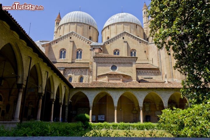 Immagine Chiostro all'interno del complesso della Basilica di Sant'Antonio da Padova - © vvoe / Shutterstock.com