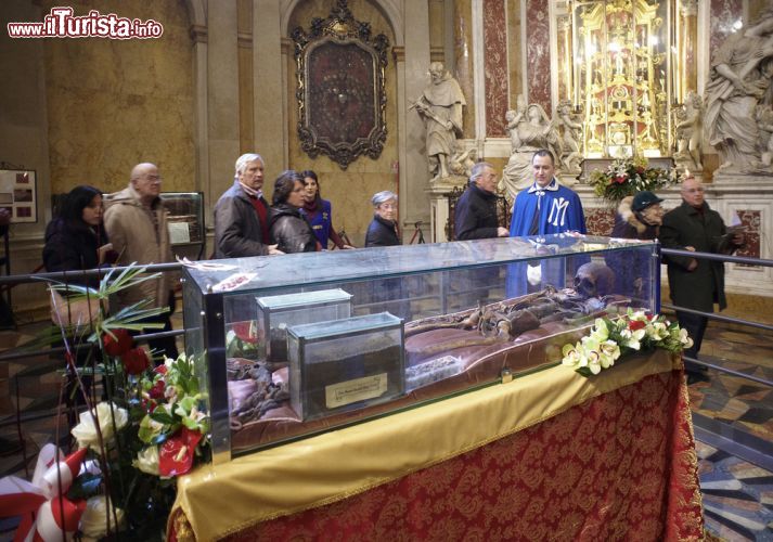 Immagine Esposizione delle relique del Santo nella Basilica di Sant'Antonio di Padova - © Renata Sedmakova / Shutterstock.com