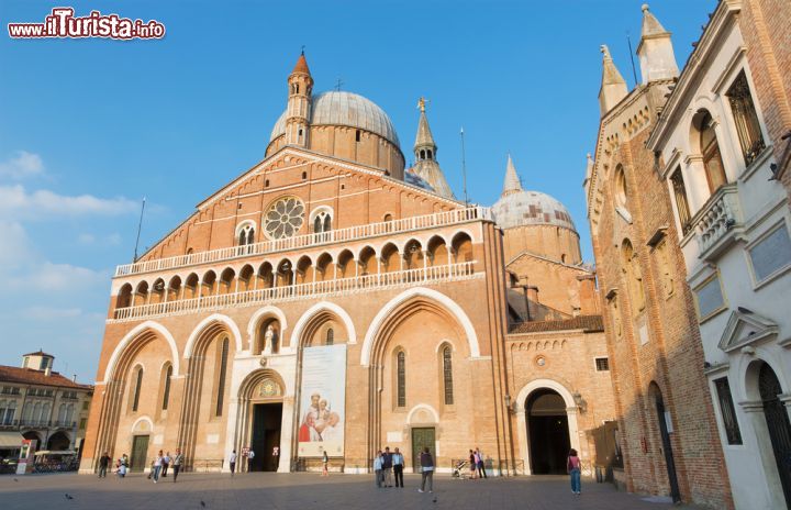 Immagine La facciata della basilica del Santo al tramonto della Cattedrale di Sant'Antonio, meta di pellegrinaggi a Padova - © Renata Sedmakova / Shutterstock.com