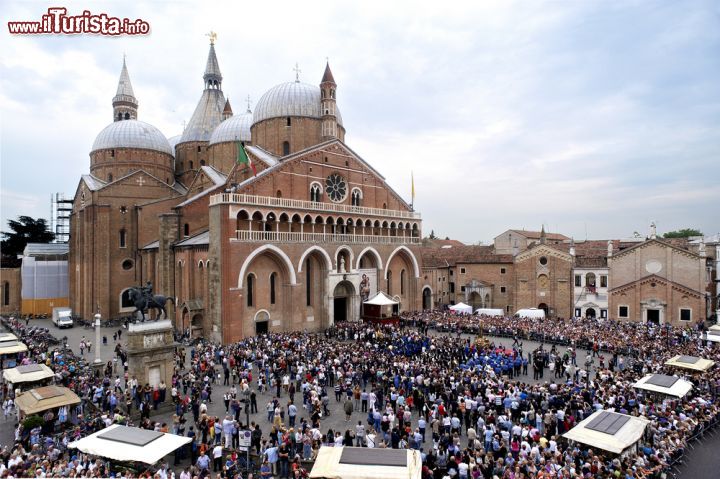 Immagine Festa di sant Antonio da Padova, pellegrini a giugno presso la Basilica del Santo - © m.bonotto / Shutterstock.com