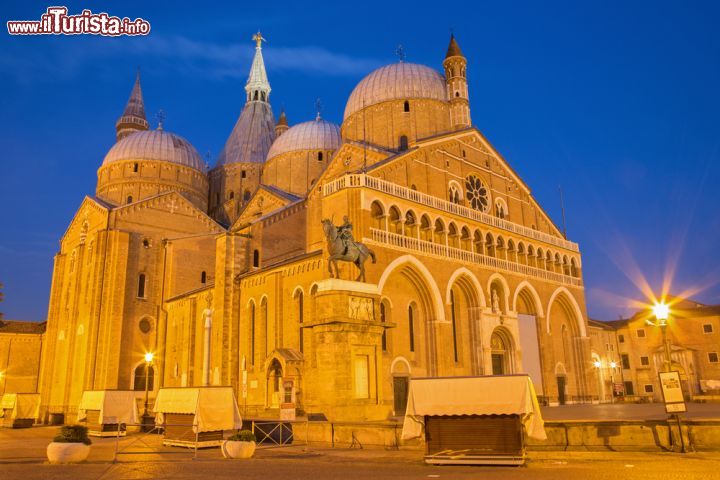 Immagine Padova, Veneto: la spettacolare Basilica di Sant'Antonio fotografata di notte - © Renata Sedmakova / Shutterstock.com