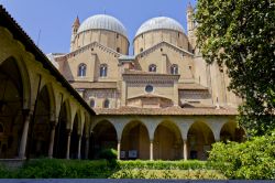 Chiostro all'interno del complesso della Basilica di Sant'Antonio da Padova - © vvoe / Shutterstock.com