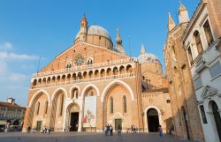 La facciata della basilica del Santo al tramonto ...