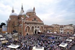 Festa di sant Antonio da Padova, pellegrini a giugno presso la Basilica del Santo - © m.bonotto / Shutterstock.com 