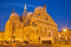 Padova, Veneto: la spettacolare Basilica di Sant'Antonio fotografata di notte - © Renata Sedmakova / Shutterstock.com 