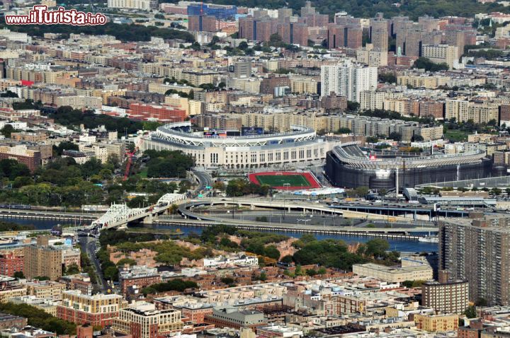 Immagine Vista aerea del quartiere che compone il Grand Concourse, in cui troneggia lo Yankee Stadium, uno dei simboli del Bronx e di New York City - © ChameleonsEye / Shutterstock.com