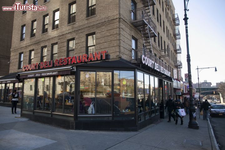 Immagine Ristorante Court Deli, uno dei posti più tipici dove mangiare nel Grand Concourse del Bronx - © Joe Buglewicz / NYC & Company