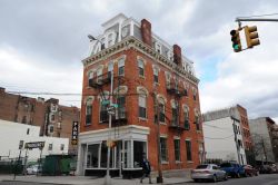 Il Bronx Documentary Center si trova lungo la Courtlandt Avenue, e la sua palazzina in mattoni rossi è facilmente riconoscibile. Questo particolare museo ospita circa 8 mila opere di ...