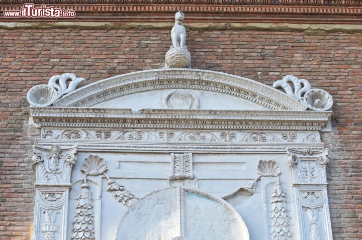 Immagine Dettaglio del portale d'ingresso della residenza estense a Ferrara: siamo a Palazzo Schifanoia una visita obbligata per chi giunge in città - © Mi.Ti. / Shutterstock.com / Shutterstock.com