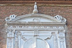 Dettaglio del portale d'ingresso della residenza estense a Ferrara: siamo a Palazzo Schifanoia una visita obbligata per chi giunge in città - © Mi.Ti. / Shutterstock.com / Shutterstock.com ...