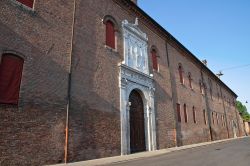 La facciata monumentale d'ingresso:  il ...