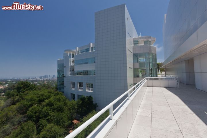 Immagine Le linee moderne e geometriche del Getty Center, il centro che ospita il famoso museo, commissionato dalla fondazione Paul Getty  - © BKingFoto / Shutterstock.com