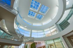 L'avveniristico interno del Getty Center a Los Angeles. Le sue architetture sono opera di Richard Meier, mentre il giardino centrale si deve a Robert Irwin  - © f11photo / Shutterstock.com ...