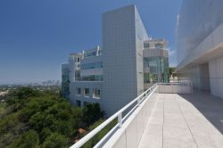 Le linee moderne e geometriche del Getty Center, il centro che ospita il famoso museo, commissionato dalla fondazione Paul Getty  - © BKingFoto / Shutterstock.com 