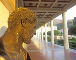 Portico e giardino (peristilio) al Getty Museum: anche i suoi giardini meritano un'attenta visita, e sono una delle attrazioni della città principale della California  - © ...