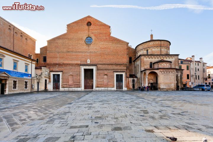 Immagine Alba in piazza a Padova: ci troviamo dinanzi al Duomo cittadino ed al suo Battistero - © vvoe / Shutterstock.com