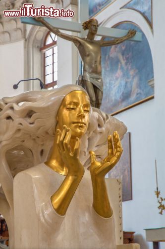 Immagine Statua dell'ambone posta all'interno della Cattedrale di Padova, davanti all'altere principale - © Renata Sedmakova / Shutterstock.com