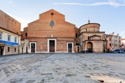 Alba in piazza a Padova: ci troviamo dinanzi al Duomo cittadino ed al suo Battistero - © vvoe / Shutterstock.com 