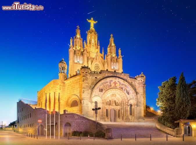 Immagine Chiesa  del Sacro Cuore di Gesù in cima al Tibidabo. Sul punto più alto svetta la statua del Cristo Redentore - © Boule / Shutterstock.com