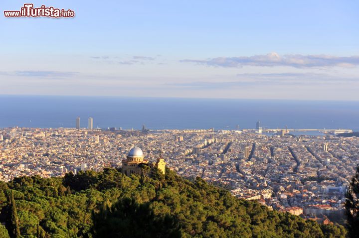 Immagine La collina di Tibidabo, uno dei punti panoramici imperdibili di Barcellona. Si noti l'osservatorio astronomico Fabra - © senai aksoy / Shutterstock.com