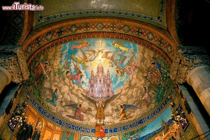 Immagine L'abside affrescato della chiesa in cima al monte Tibidabo, la collina di 512 metri che domina la città di Barcellona, la capitale della Catalogna (Spagna) - © Claudia Casadei / amarcordbarcellona.com