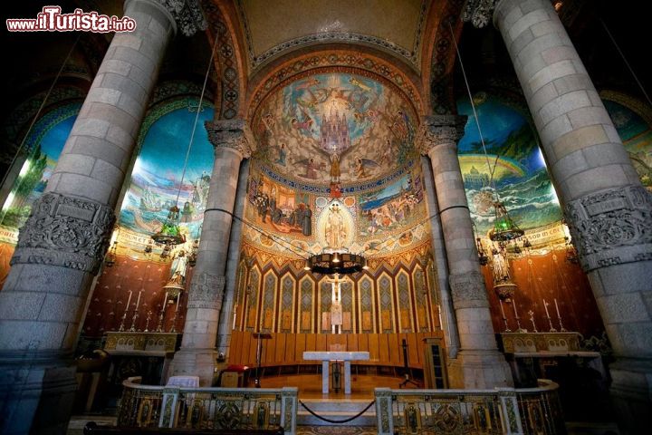 Immagine Il coloratissimo interno della chiesa del Sacro Cuore di Gesù al Tibidabo di Barcellona - © Claudia Casadei / amarcordbarcellona.com
