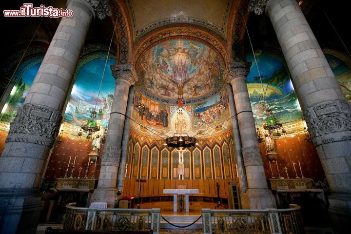 Immagine Il coloratissimo interno della chiesa del Sacro Cuore di Gesù al Tibidabo di Barcellona - © Claudia Casadei / amarcordbarcellona.com