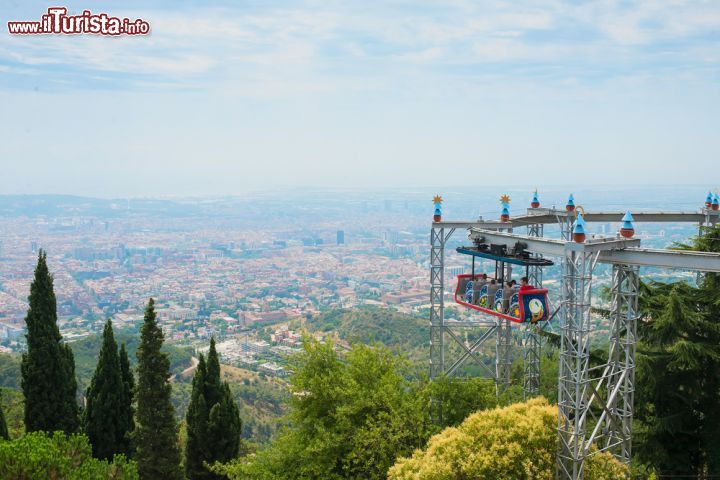 Immagine Parco divertimenti del Tibidabo. Alla classica emozione adrenalinica delle giostre si deve aggiungere l'emozione del panorama più spettacolare di Barcellona - © Lena Ivanova / Shutterstock.com