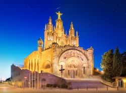 Chiesa  del Sacro Cuore di Gesù in cima al Tibidabo. Sul punto più alto svetta la statua del Cristo Redentore - © Boule / Shutterstock.com