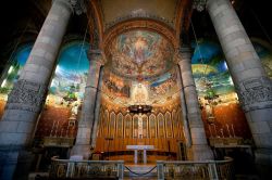 Il coloratissimo interno della chiesa del Sacro Cuore di Gesù al Tibidabo di Barcellona - © Claudia Casadei / amarcordbarcellona.com